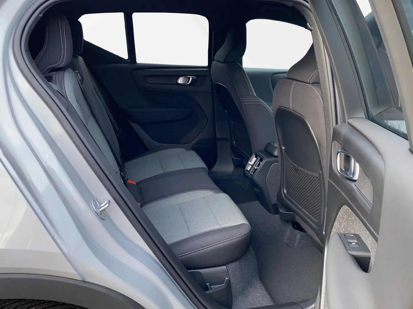 XC40 B4 DCT Plus Dark  19   FS- LR- Sitzhzg  RFK