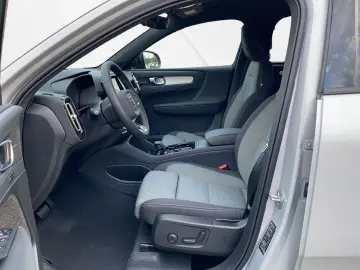 XC40 B4 DCT Plus Dark  19   FS- LR- Sitzhzg  RFK