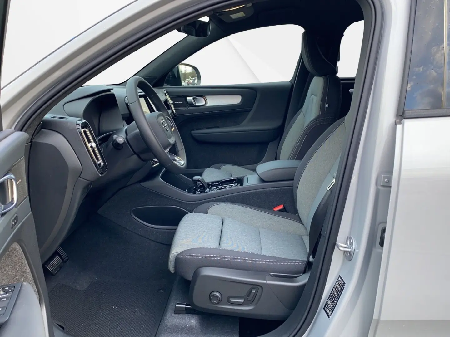 XC40 B4 DCT Plus Dark  19   FS- LR- Sitzhzg  RFK