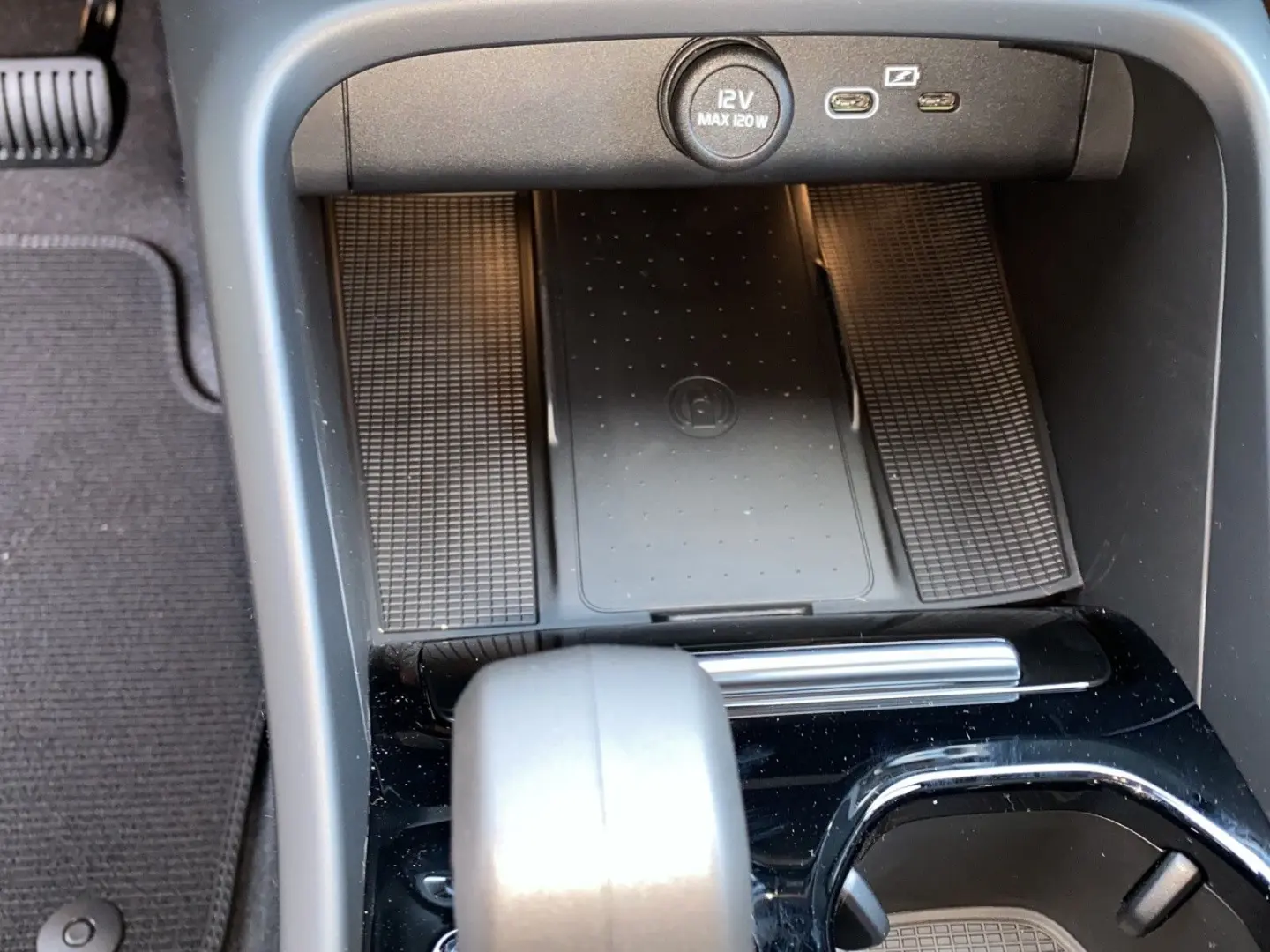 XC40 B4 DCT Plus Dark  19   FS- LR- Sitzhzg  RFK