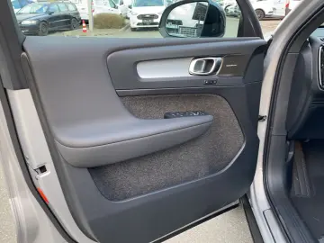 XC40 B4 DCT Plus Dark  19   FS- LR- Sitzhzg  RFK