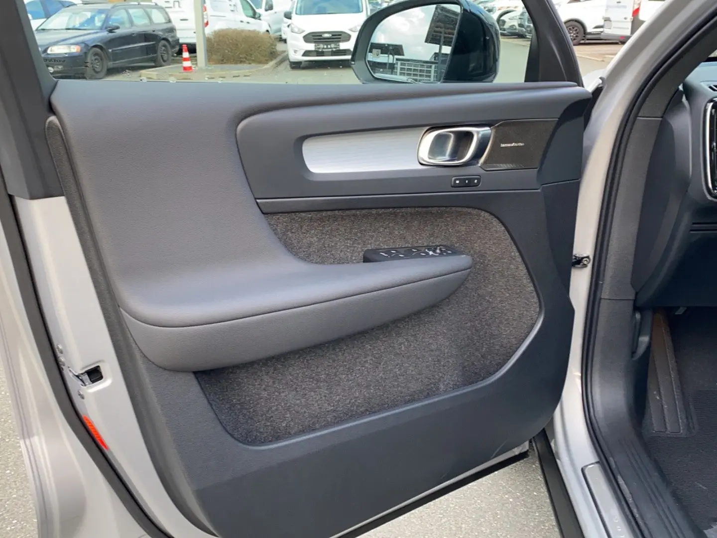 XC40 B4 DCT Plus Dark  19   FS- LR- Sitzhzg  RFK