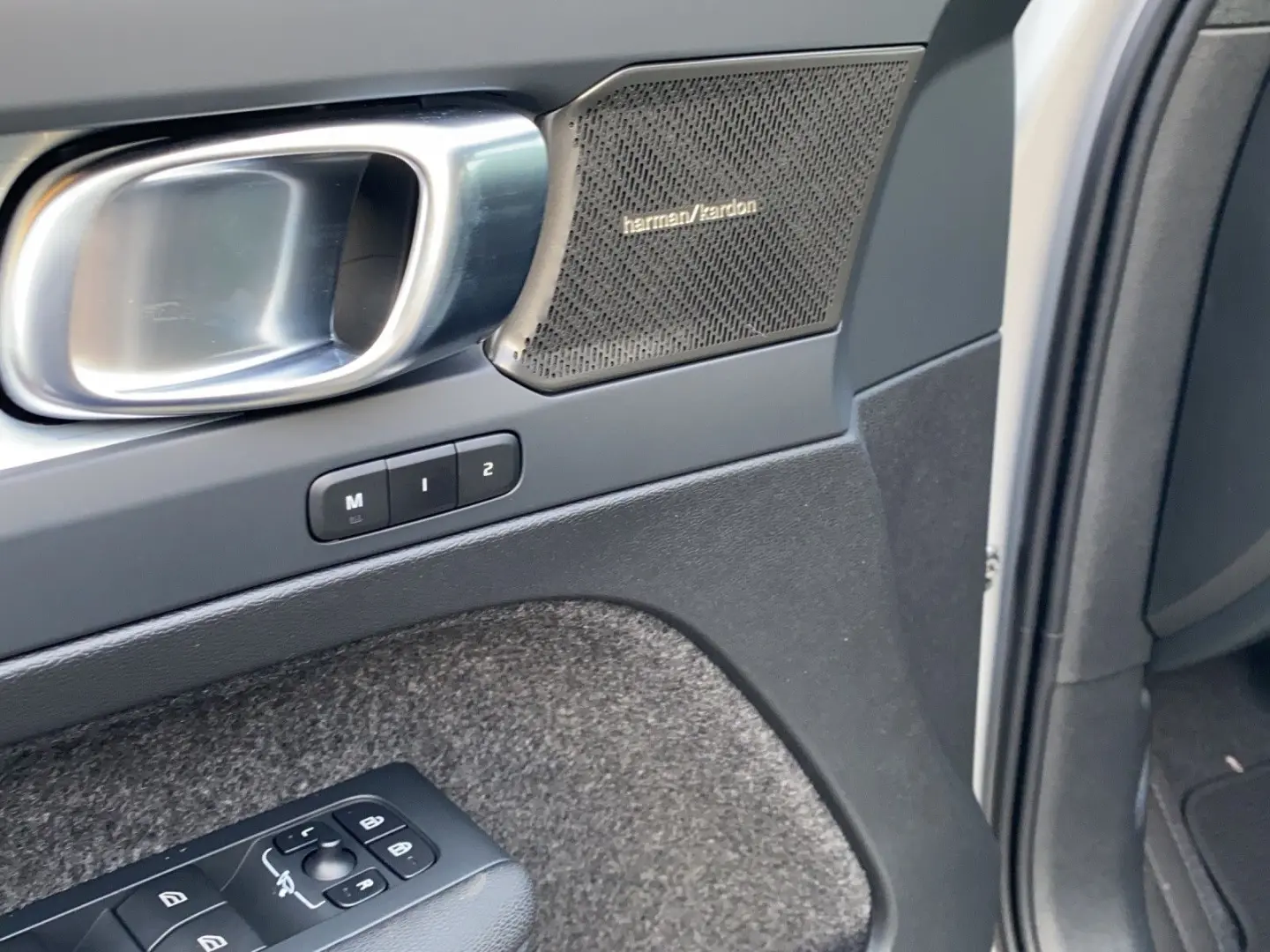 XC40 B4 DCT Plus Dark  19   FS- LR- Sitzhzg  RFK