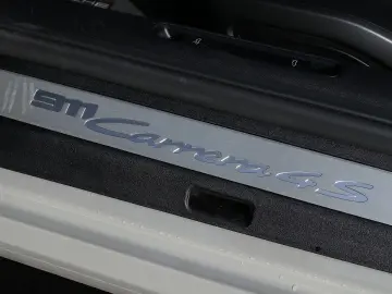 992 911 Carrera 4S Cabrio s Surround-View LED