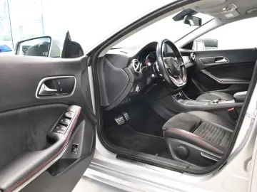 Mercedes Benz CLA 180i AT AMG Apple Android