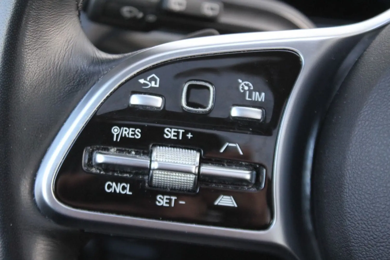 EQA 250 PANO HUD ACC WideScreen 19.197 € NETTO