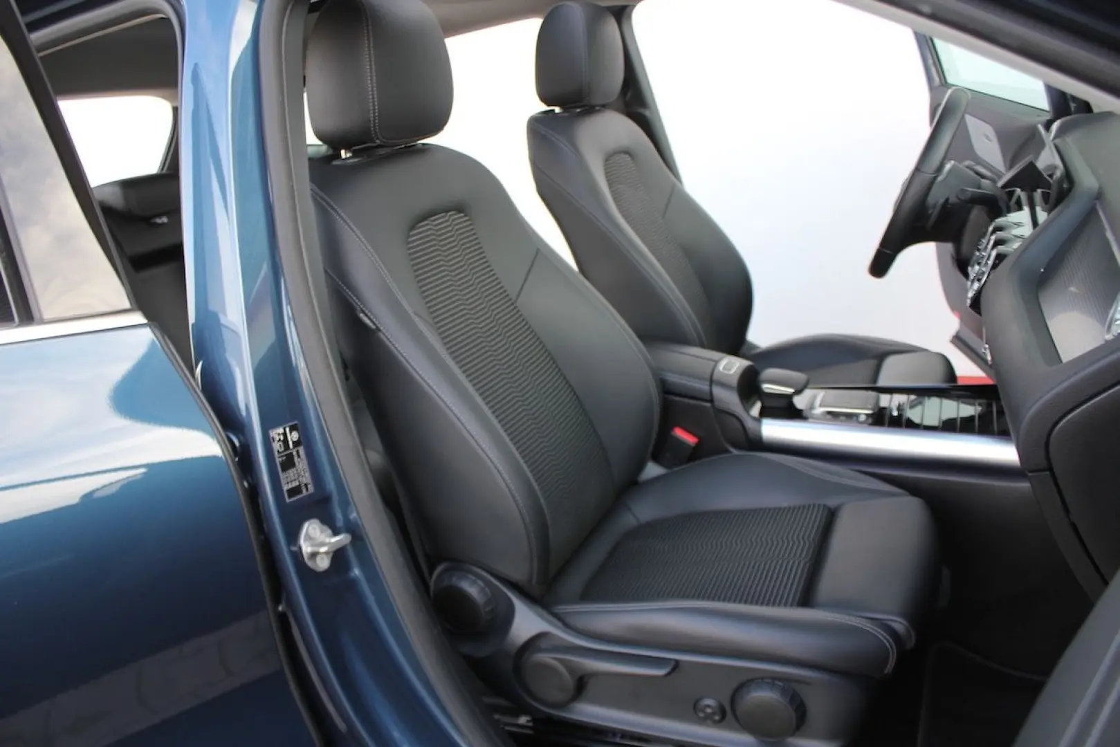 EQA 250 PANO HUD ACC WideScreen 19.197 € NETTO