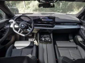 520 d xDrive Tour. M Sport  ACC  AHK  Pano  H K