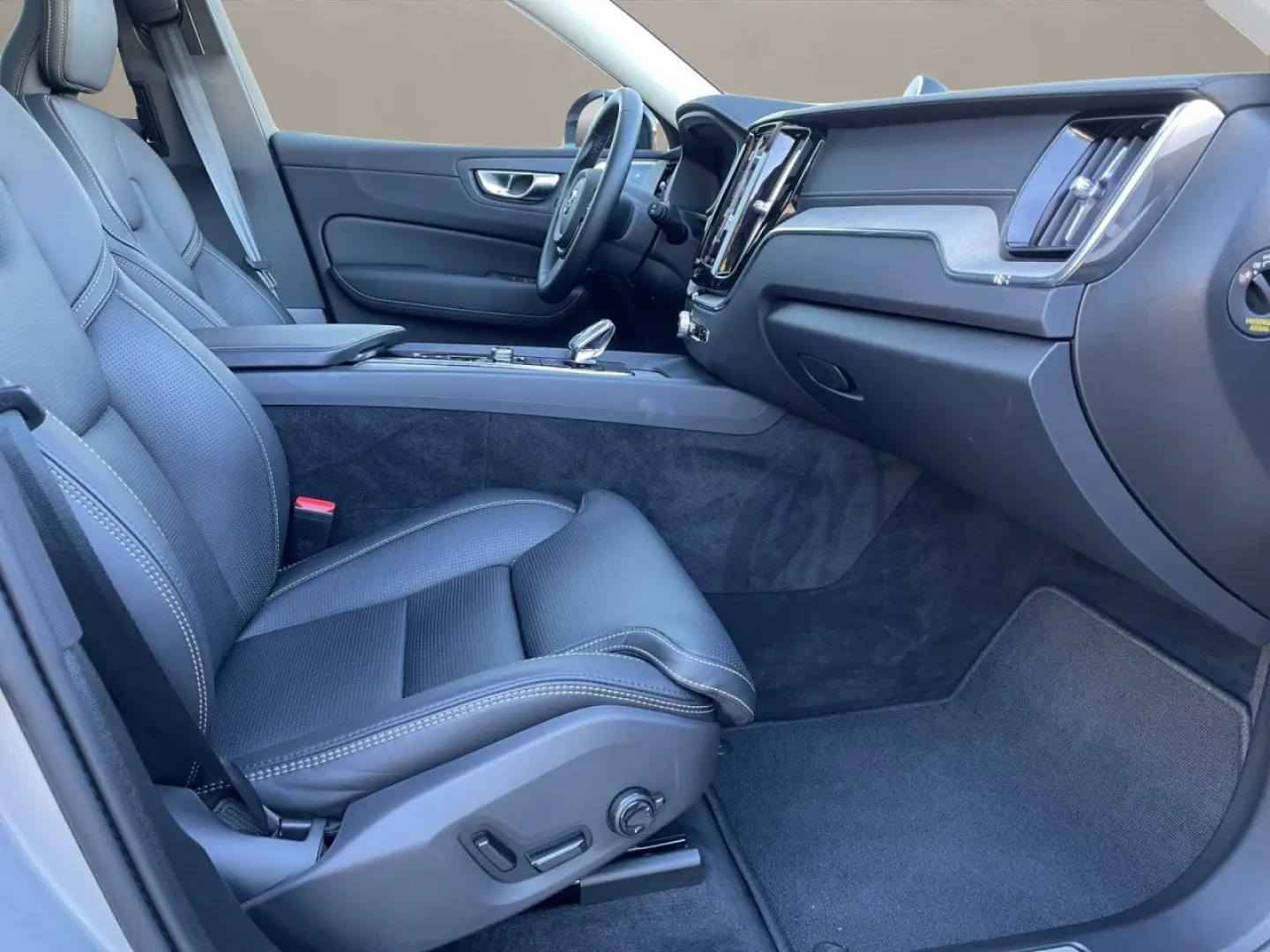 XC60 T8 AWD Ultra Dark LUFT AHK MASSAGE 21LM