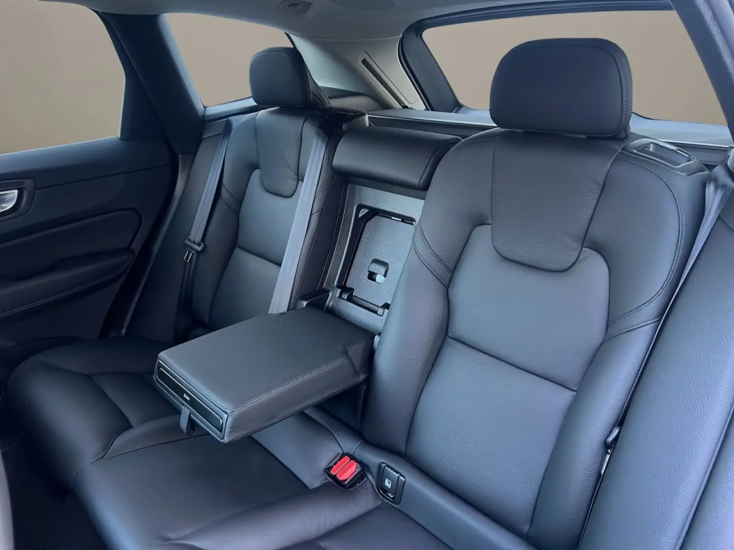 XC60 B4 Plus Dark AHK LED NAVI ACC 19LM KAMERA