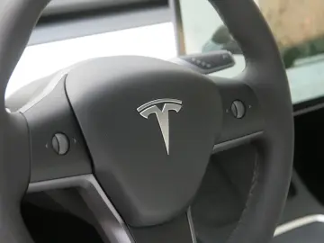 Model 3 SR  - Innen weiß!! Nur 799 € im Auto-ABO