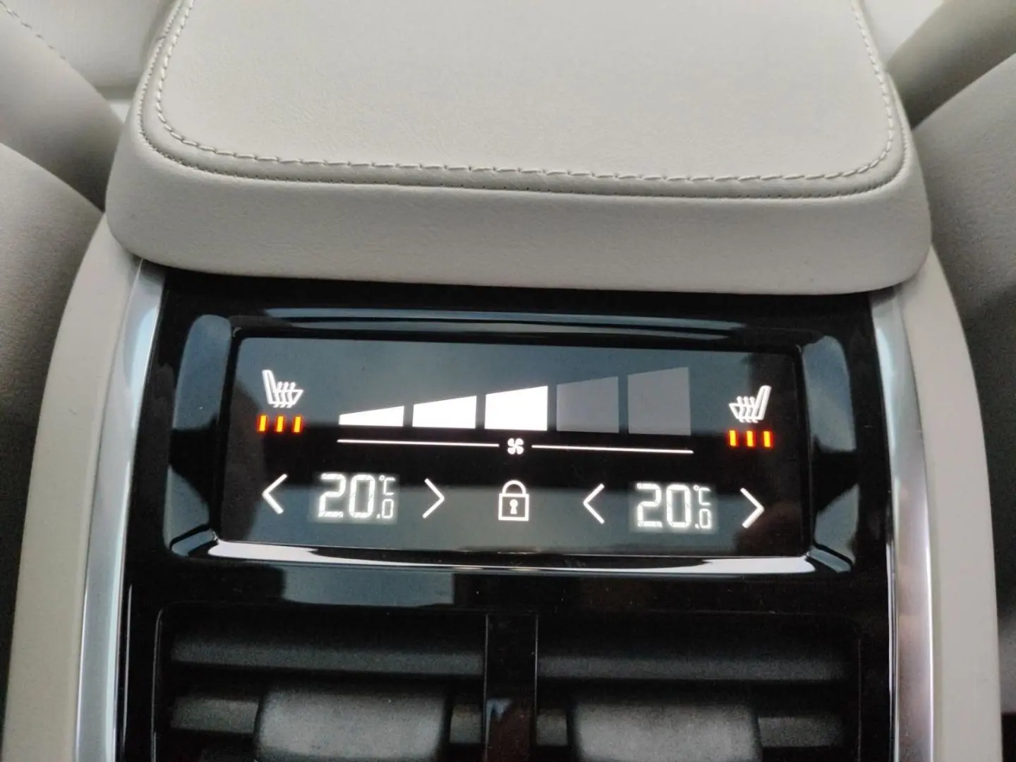 VOLVO XC90 T8 AWD Plug-In-Hybrid Ultra Dark M 360