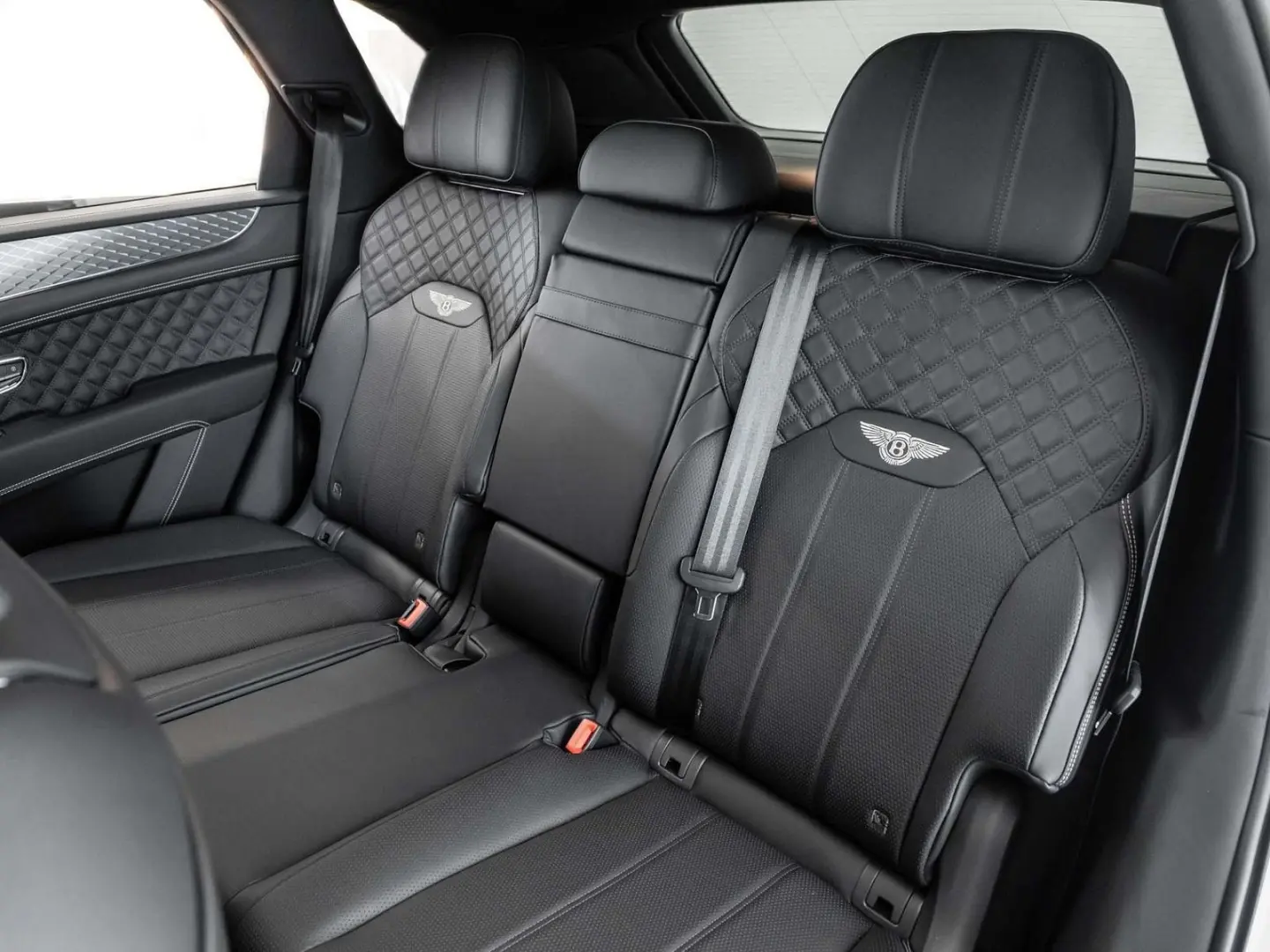 Bentayga V8 TOURING   NAIM   AHK   STANDHEIZUNG