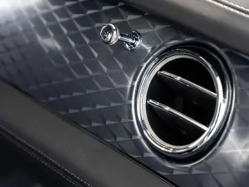 Bentayga V8 TOURING   NAIM   AHK   STANDHEIZUNG