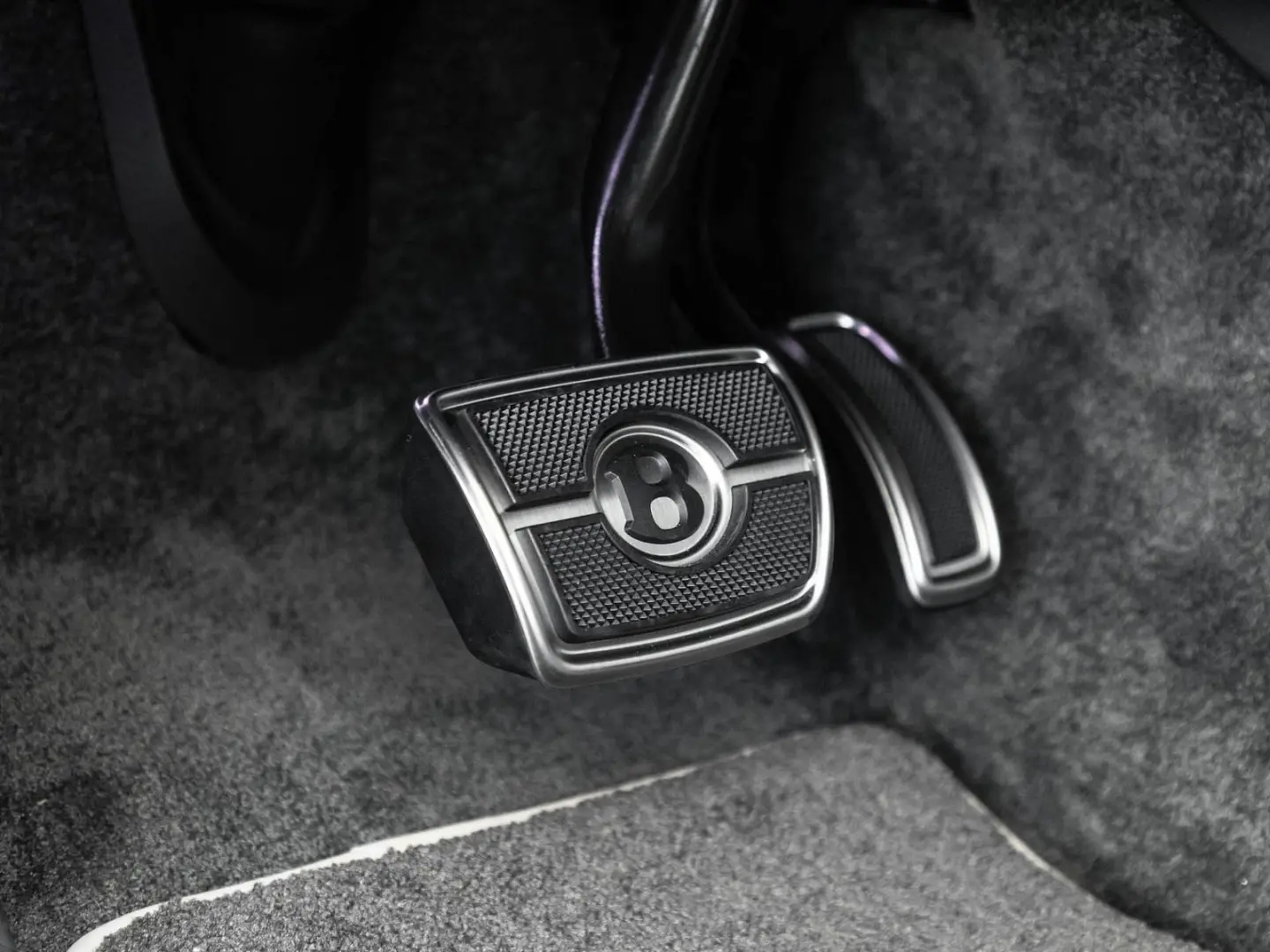 Bentayga V8 TOURING   NAIM   AHK   STANDHEIZUNG