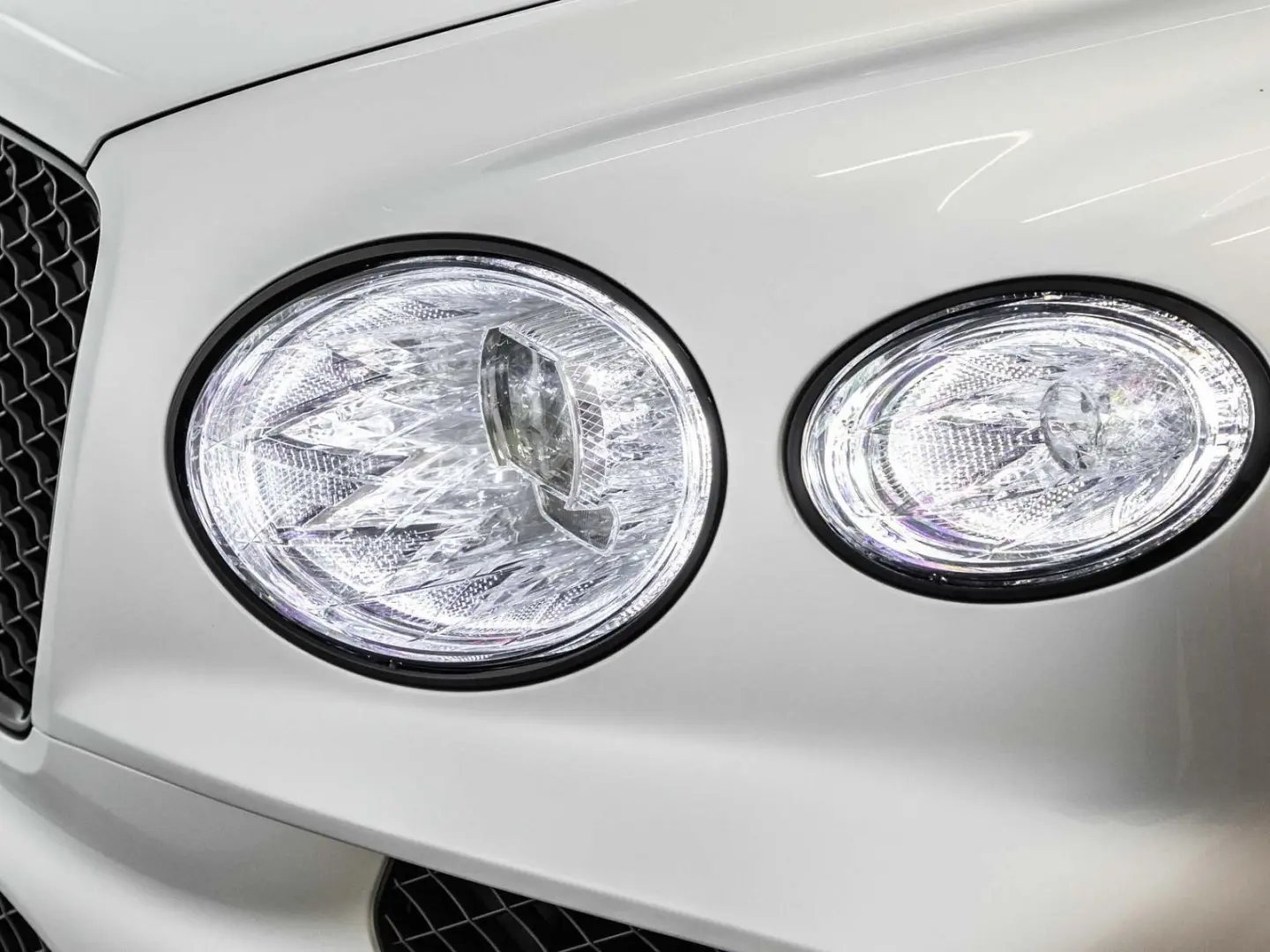 Bentayga V8 TOURING   NAIM   AHK   STANDHEIZUNG