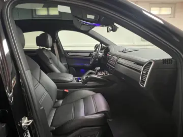 Porsche Cayenne Coupe E-Hybrid Platinum Edition