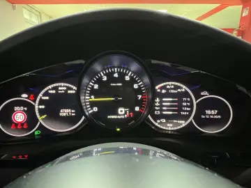 Porsche Cayenne Coupe E-Hybrid Platinum Edition