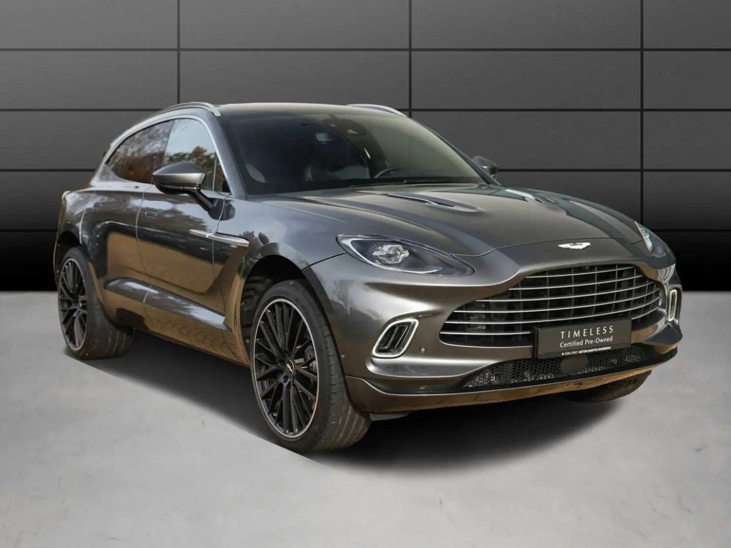 ASTON MARTIN DBX 550