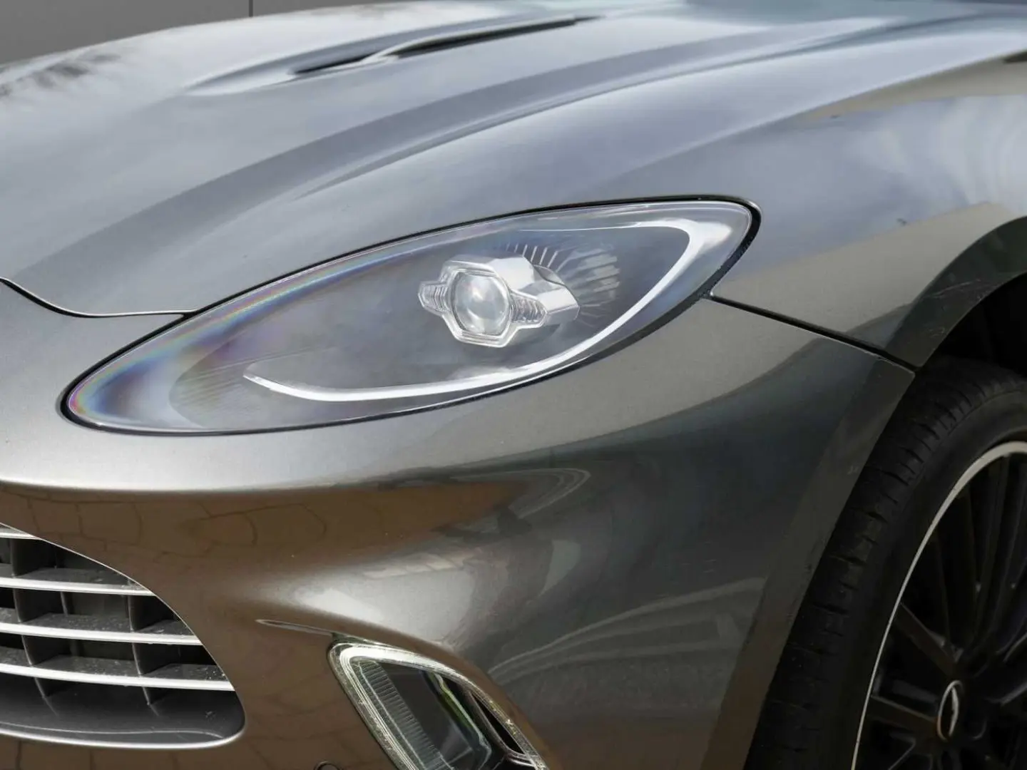 ASTON MARTIN DBX 550