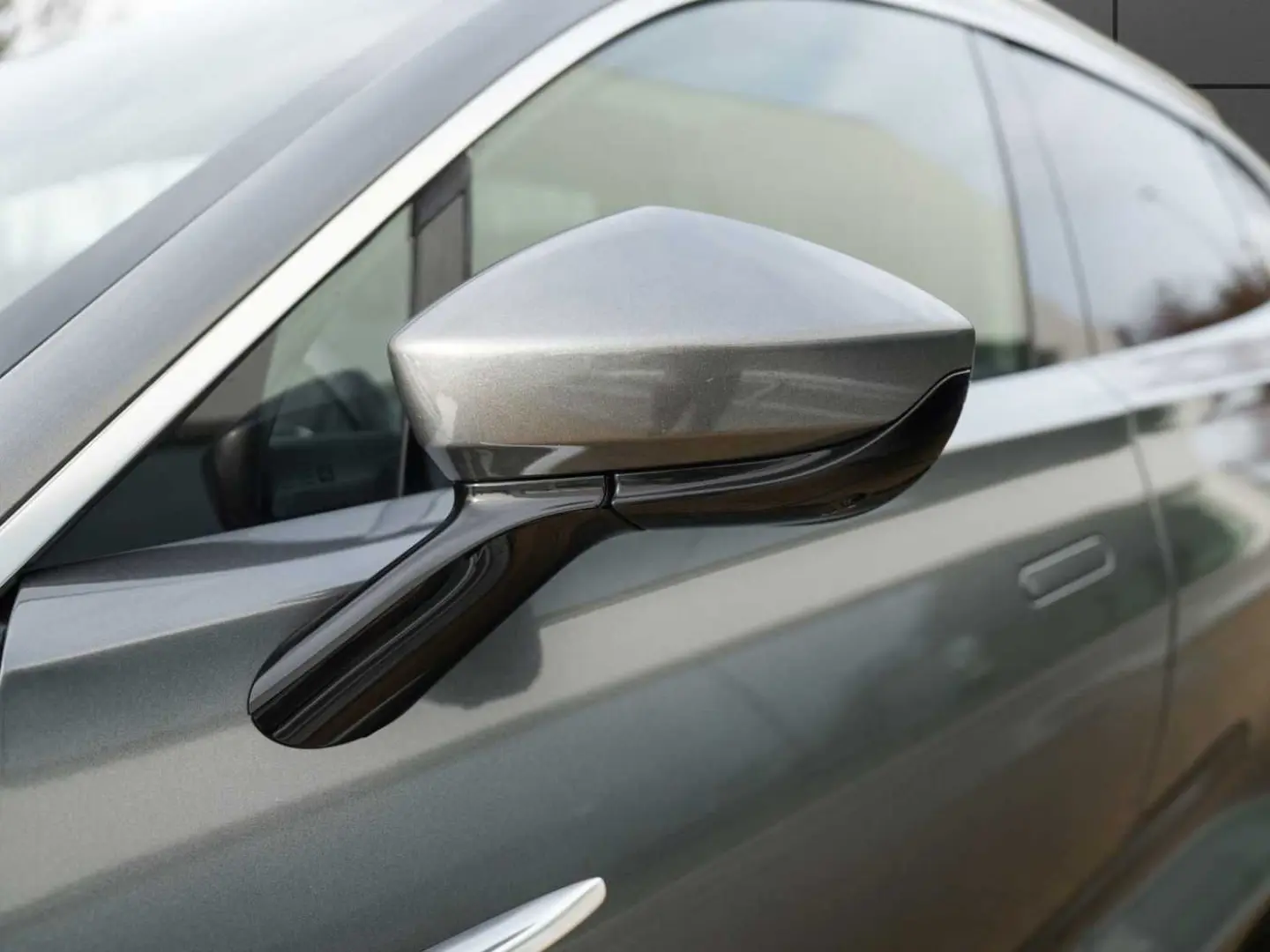 ASTON MARTIN DBX 550