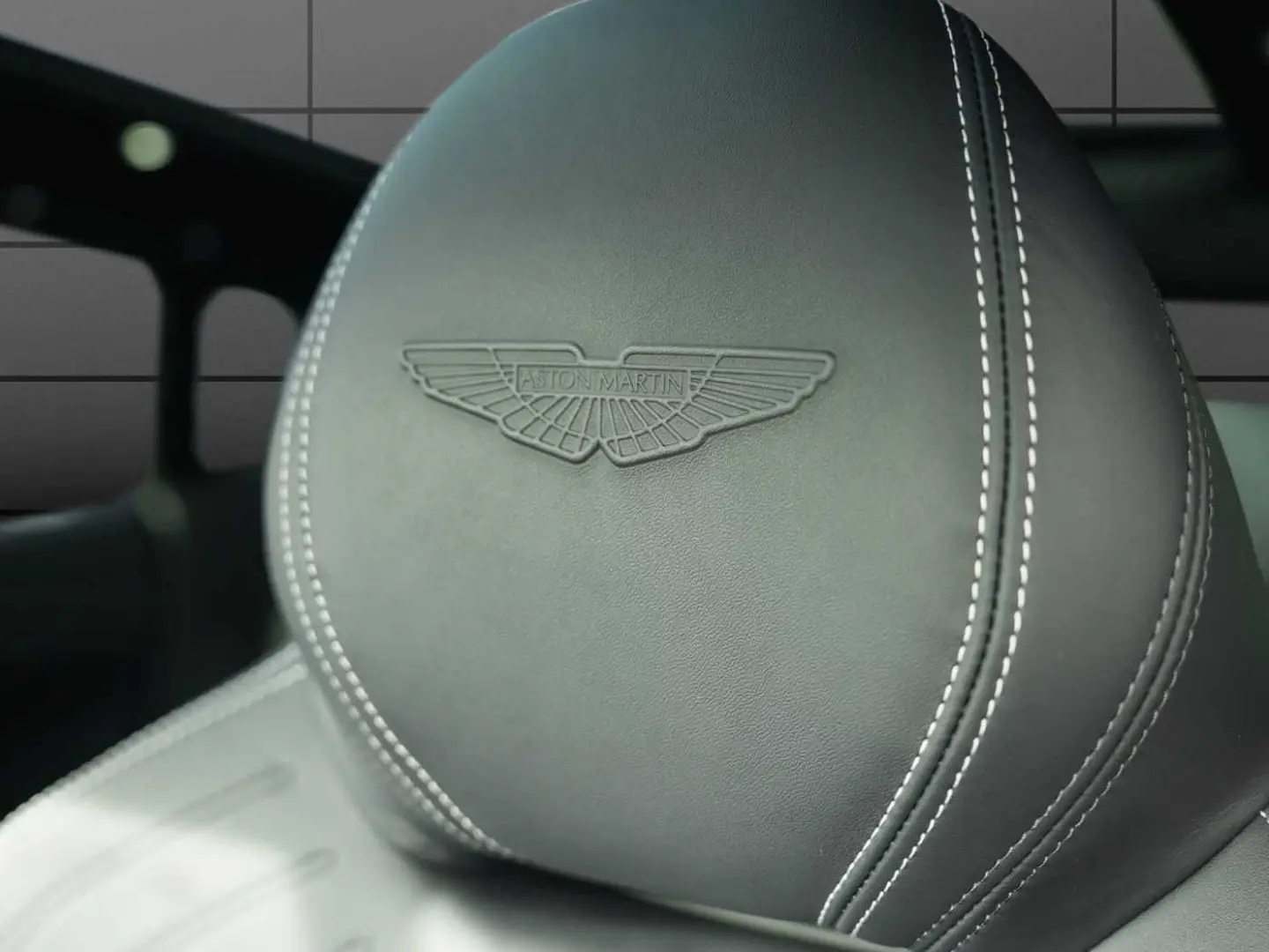 ASTON MARTIN DBX 550