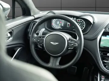 ASTON MARTIN DBX 550