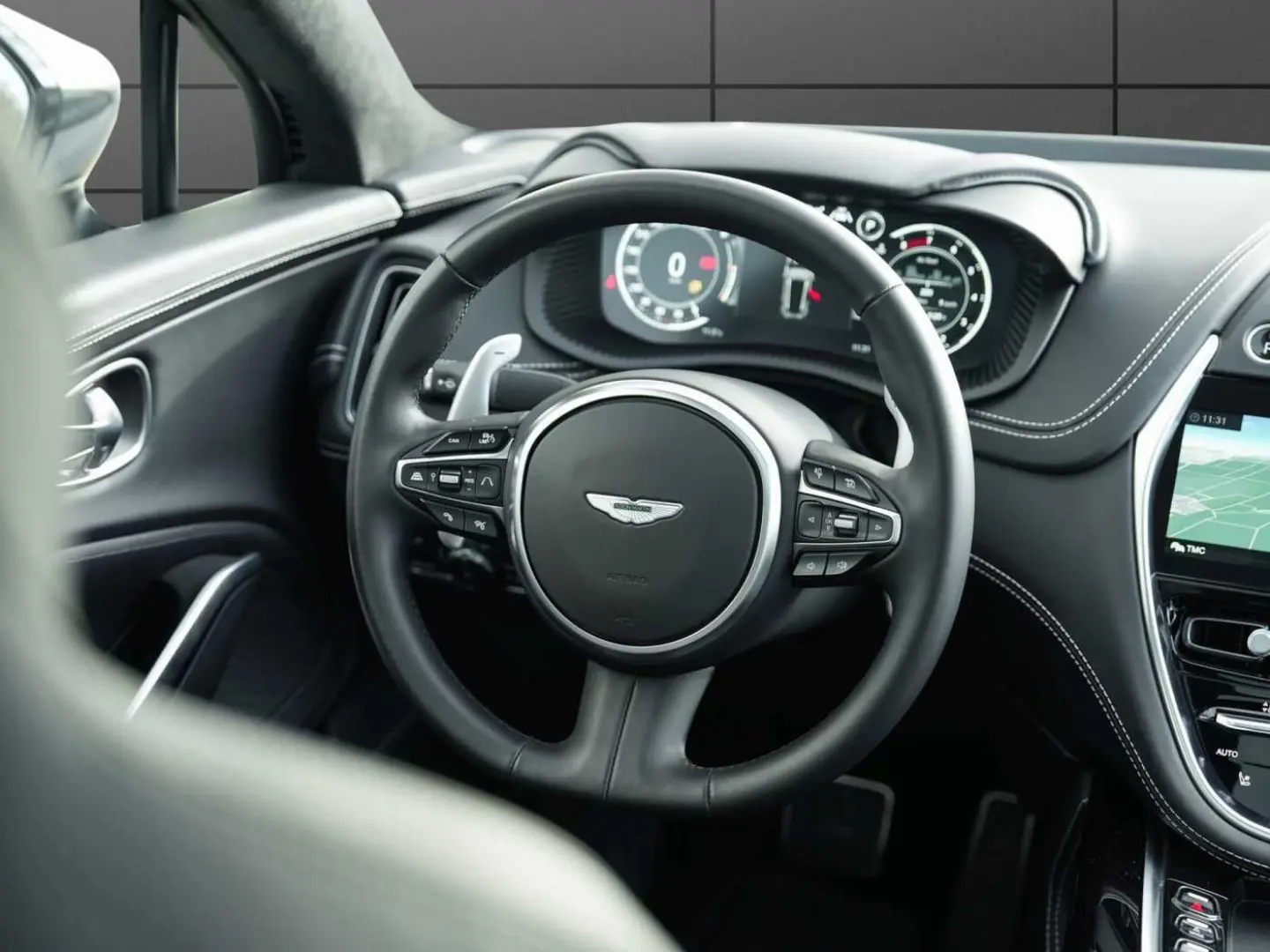 ASTON MARTIN DBX 550