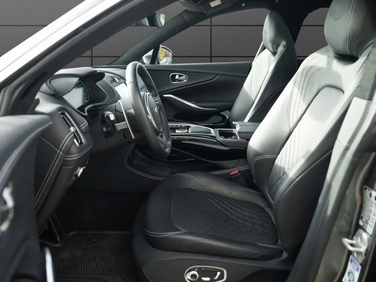 ASTON MARTIN DBX 550