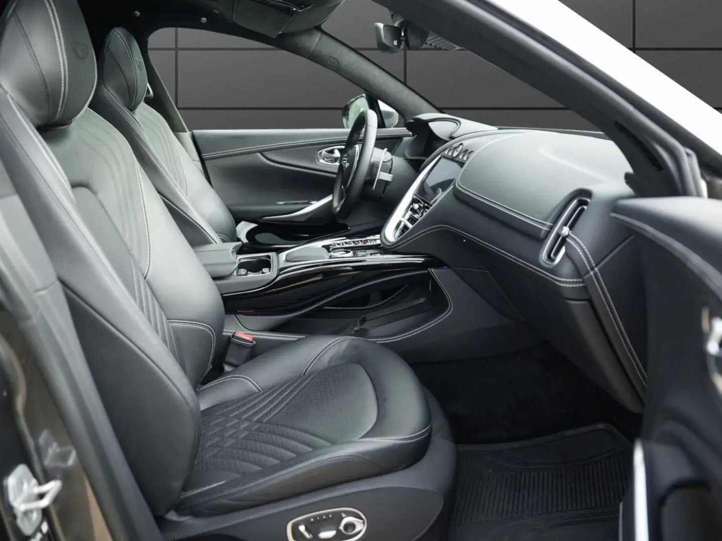 ASTON MARTIN DBX 550