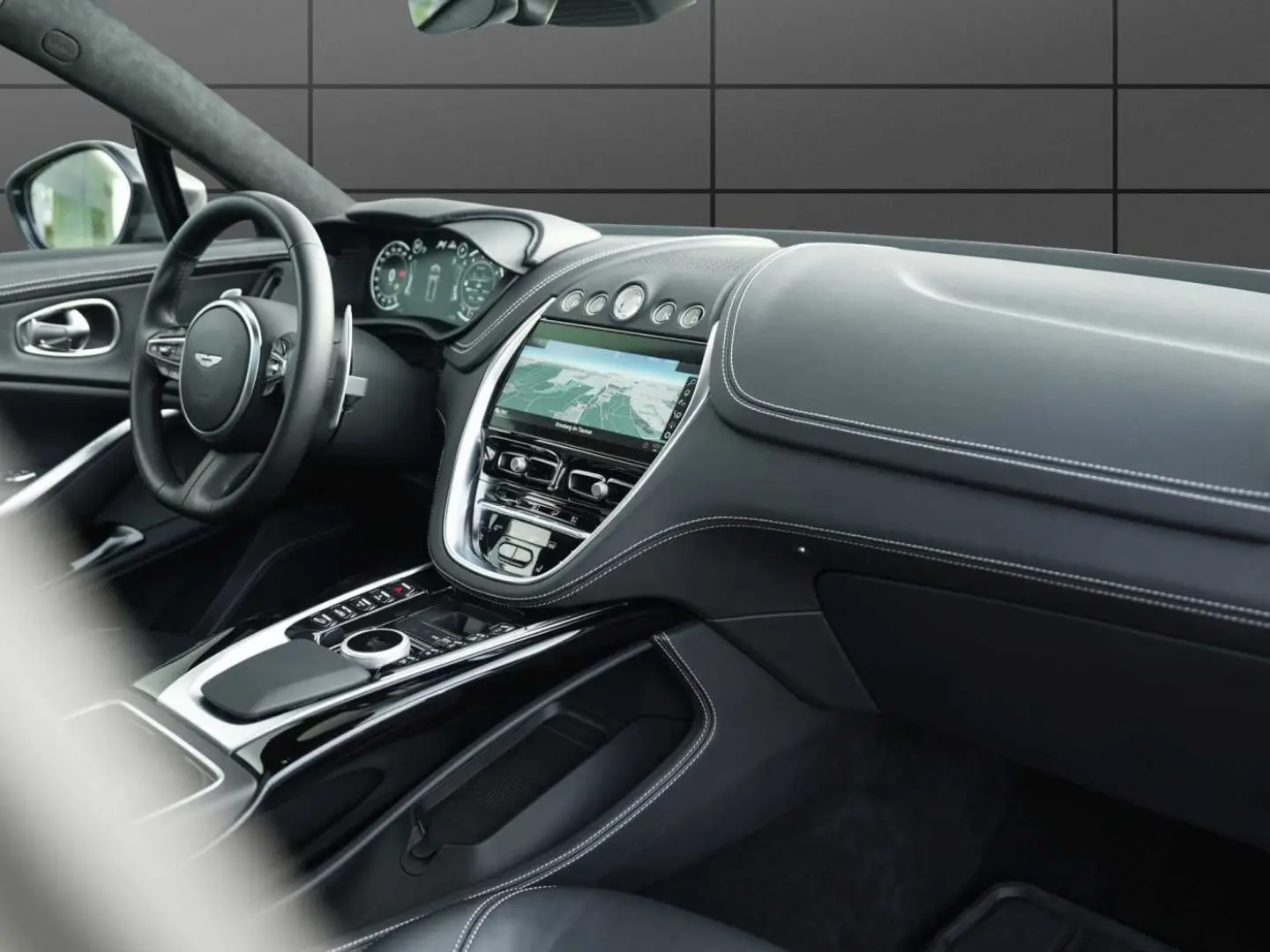 ASTON MARTIN DBX 550