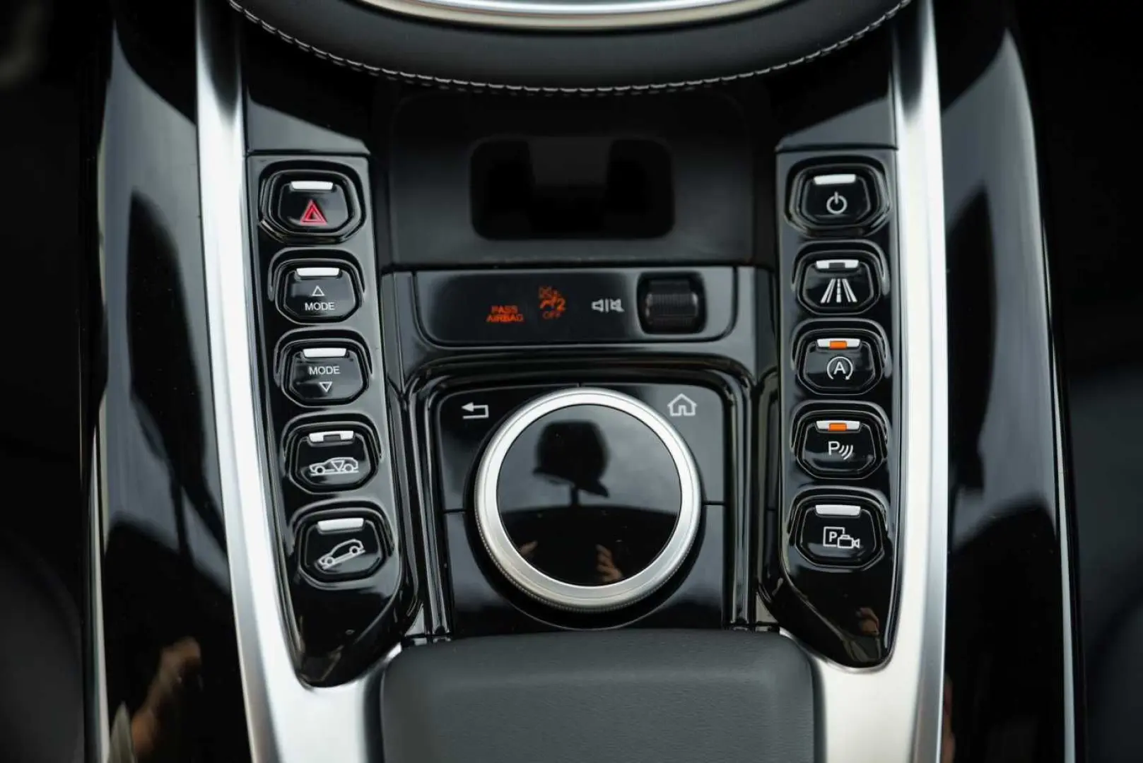 ASTON MARTIN DBX 550