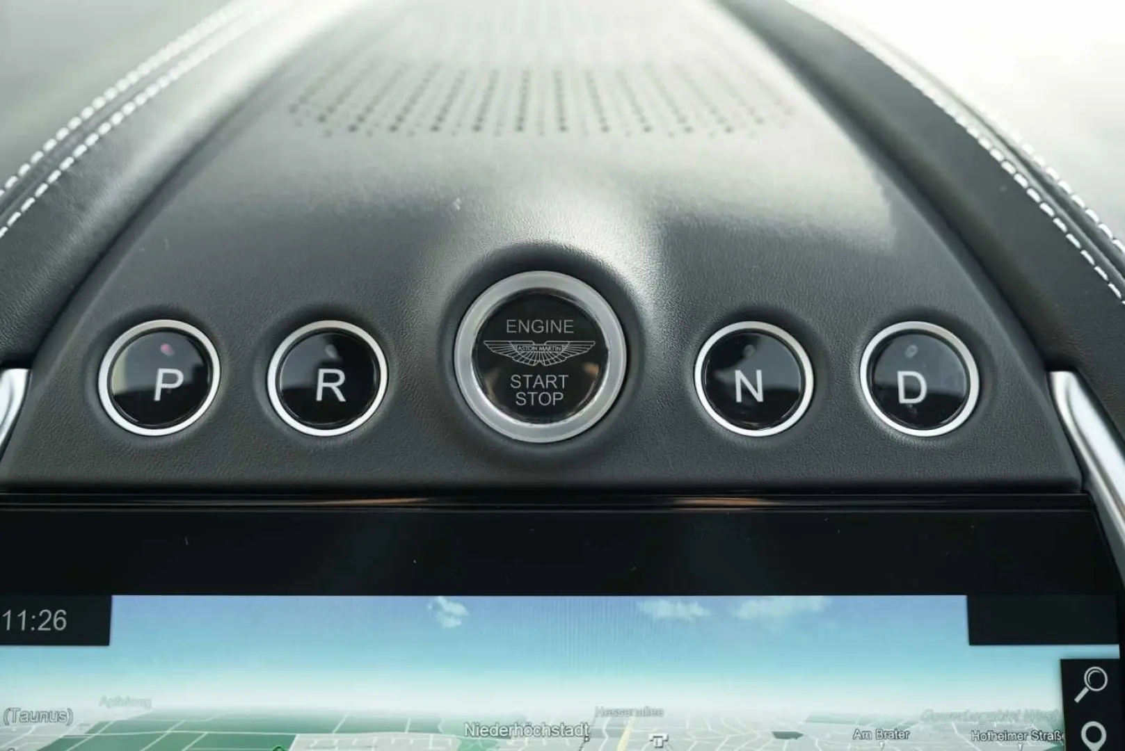 ASTON MARTIN DBX 550