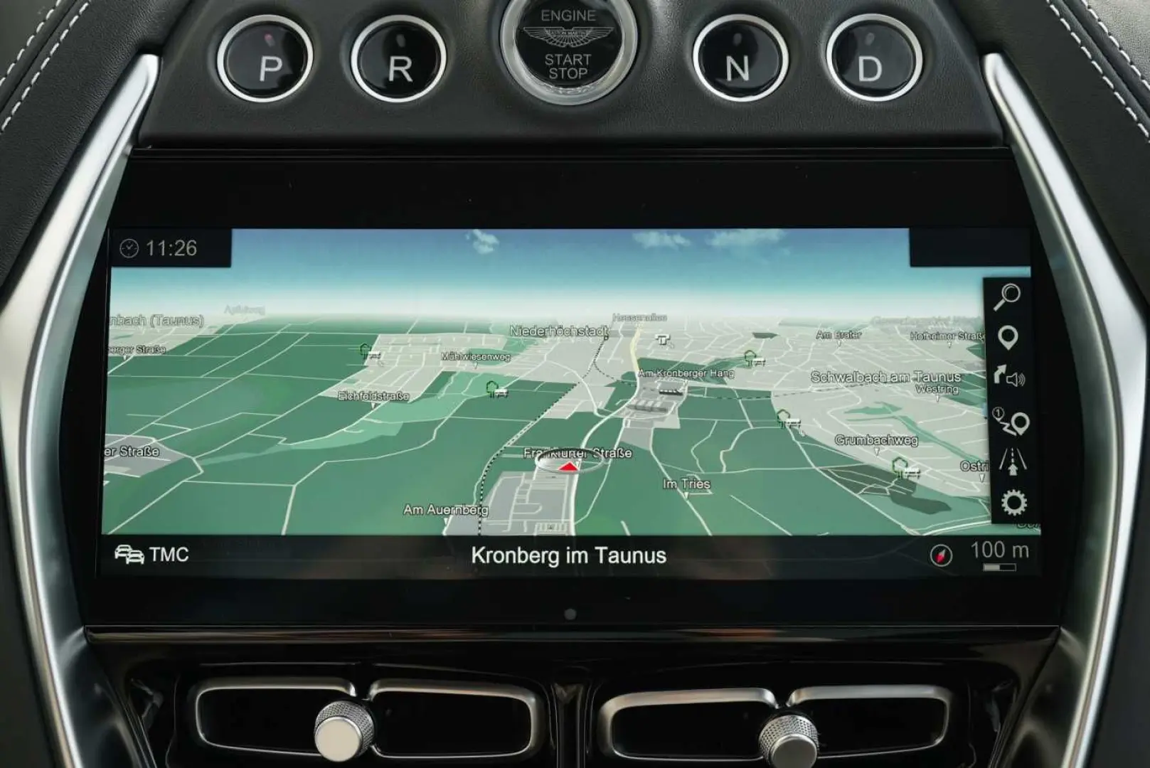 ASTON MARTIN DBX 550