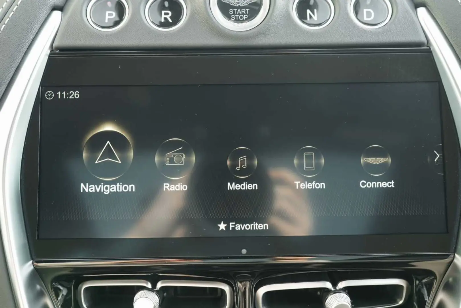 ASTON MARTIN DBX 550