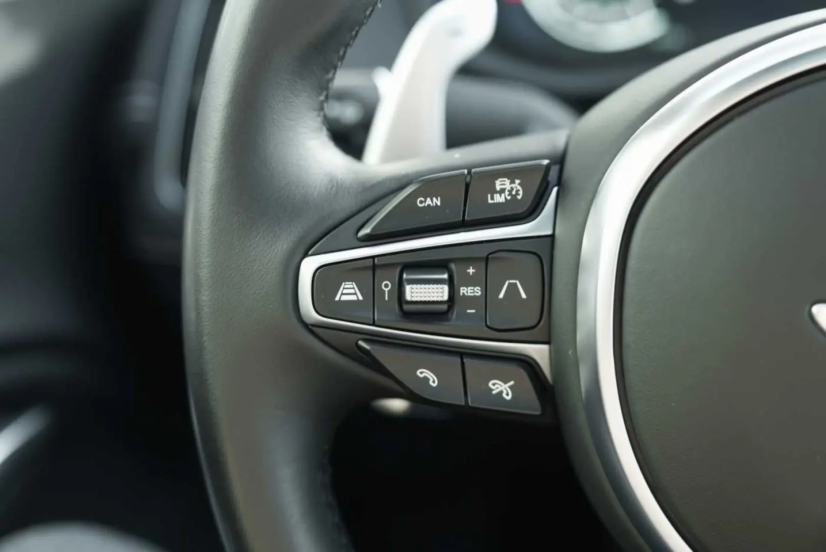 ASTON MARTIN DBX 550