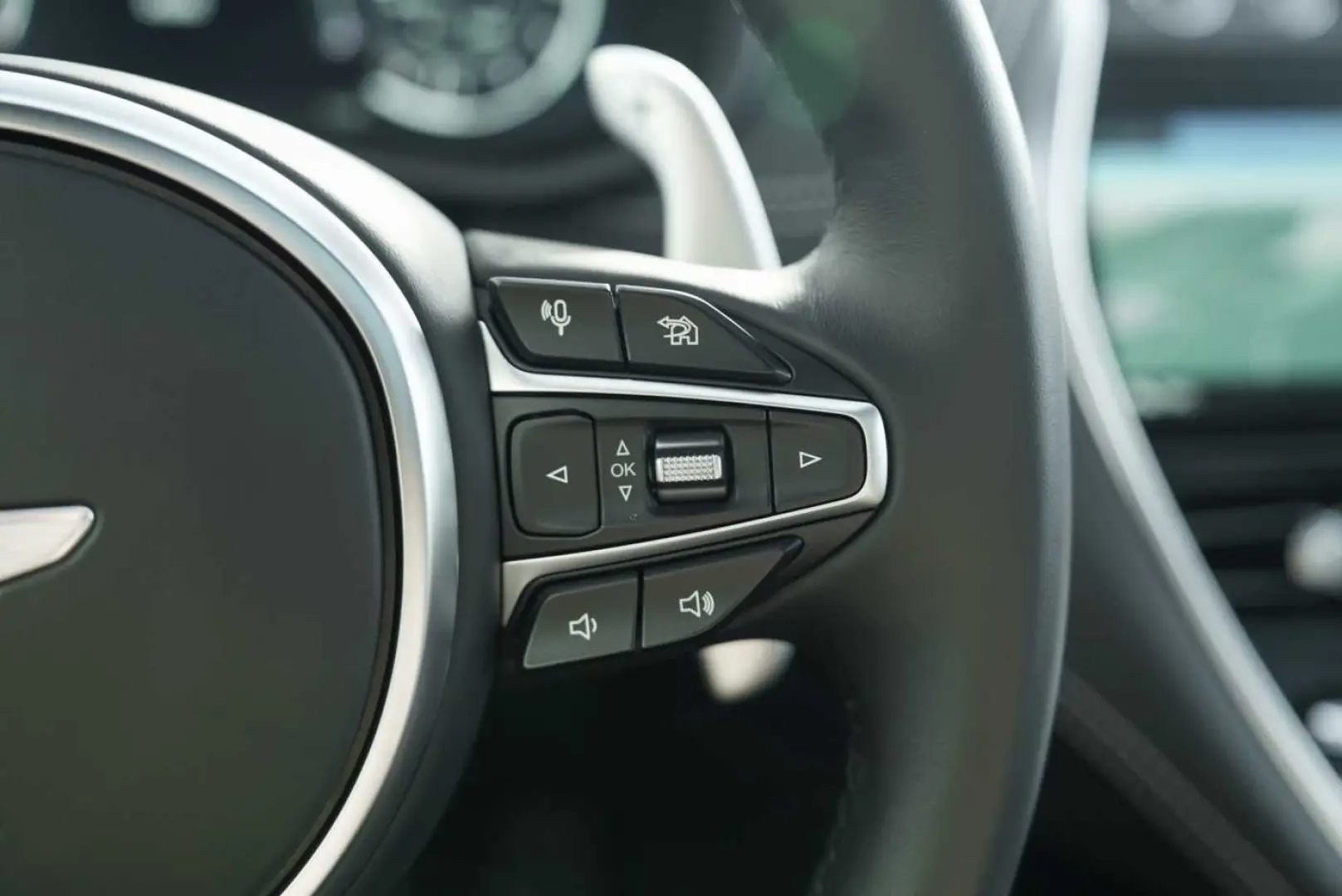 ASTON MARTIN DBX 550