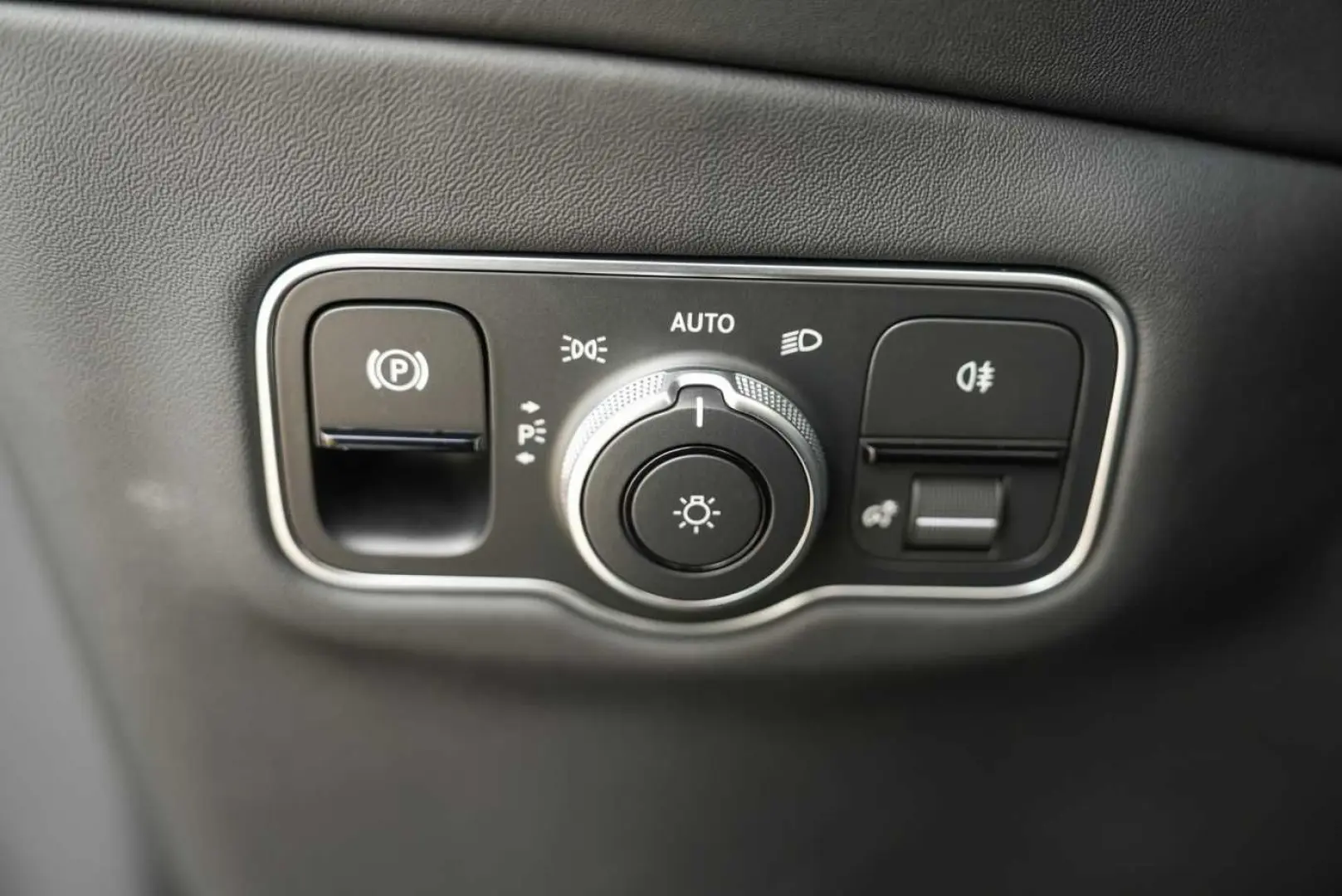 ASTON MARTIN DBX 550