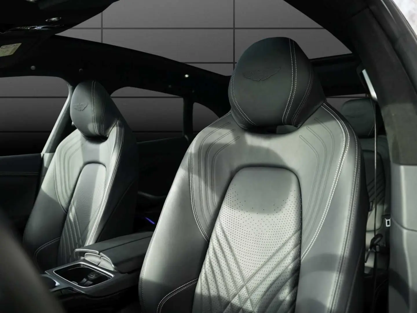 ASTON MARTIN DBX 550