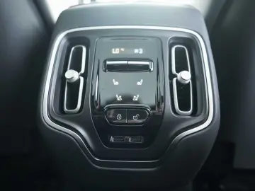 ASTON MARTIN DBX 550