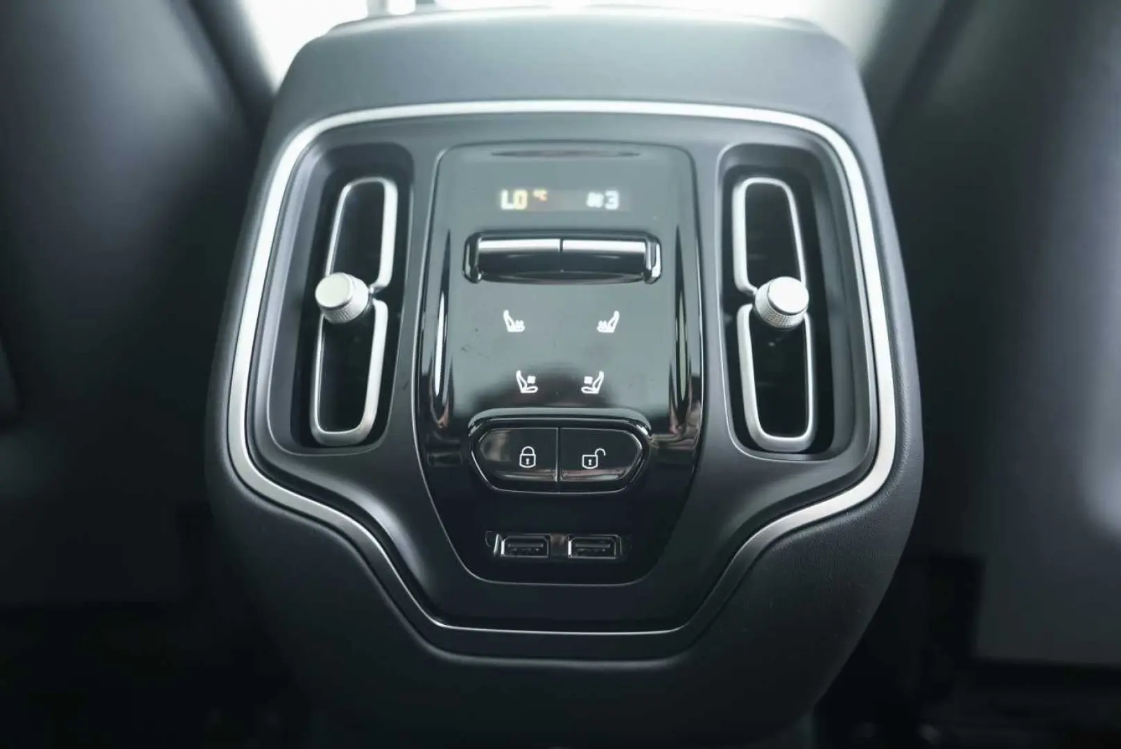 ASTON MARTIN DBX 550