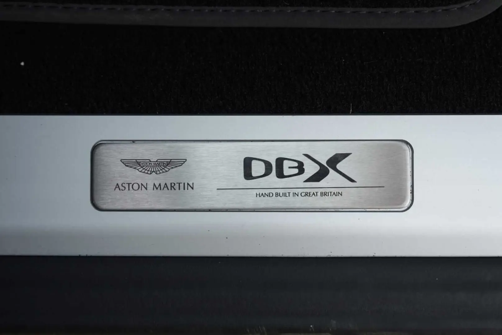 ASTON MARTIN DBX 550