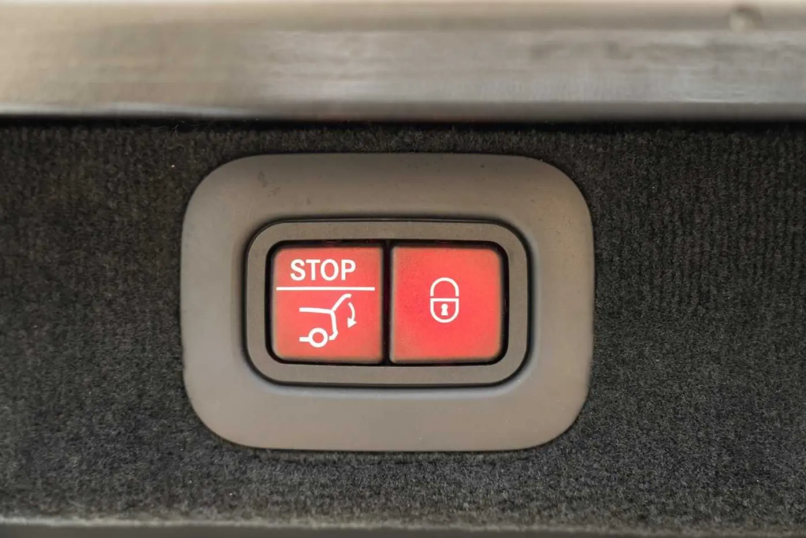 ASTON MARTIN DBX 550