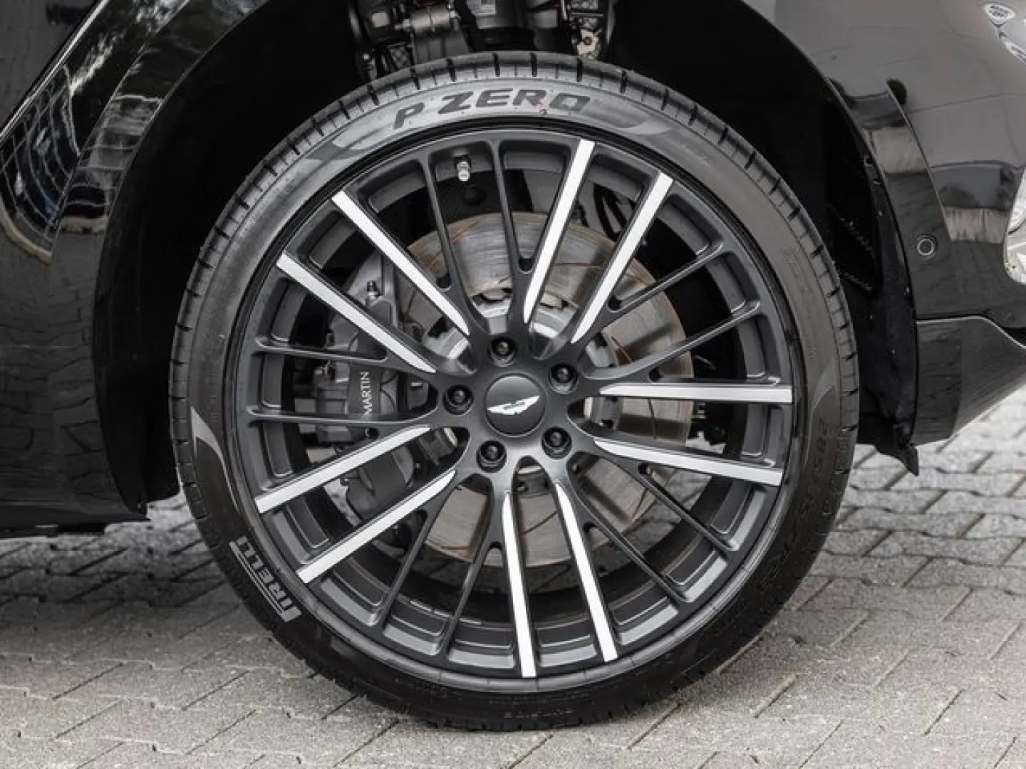 ASTON MARTIN DBX Jet Black Onyx Black