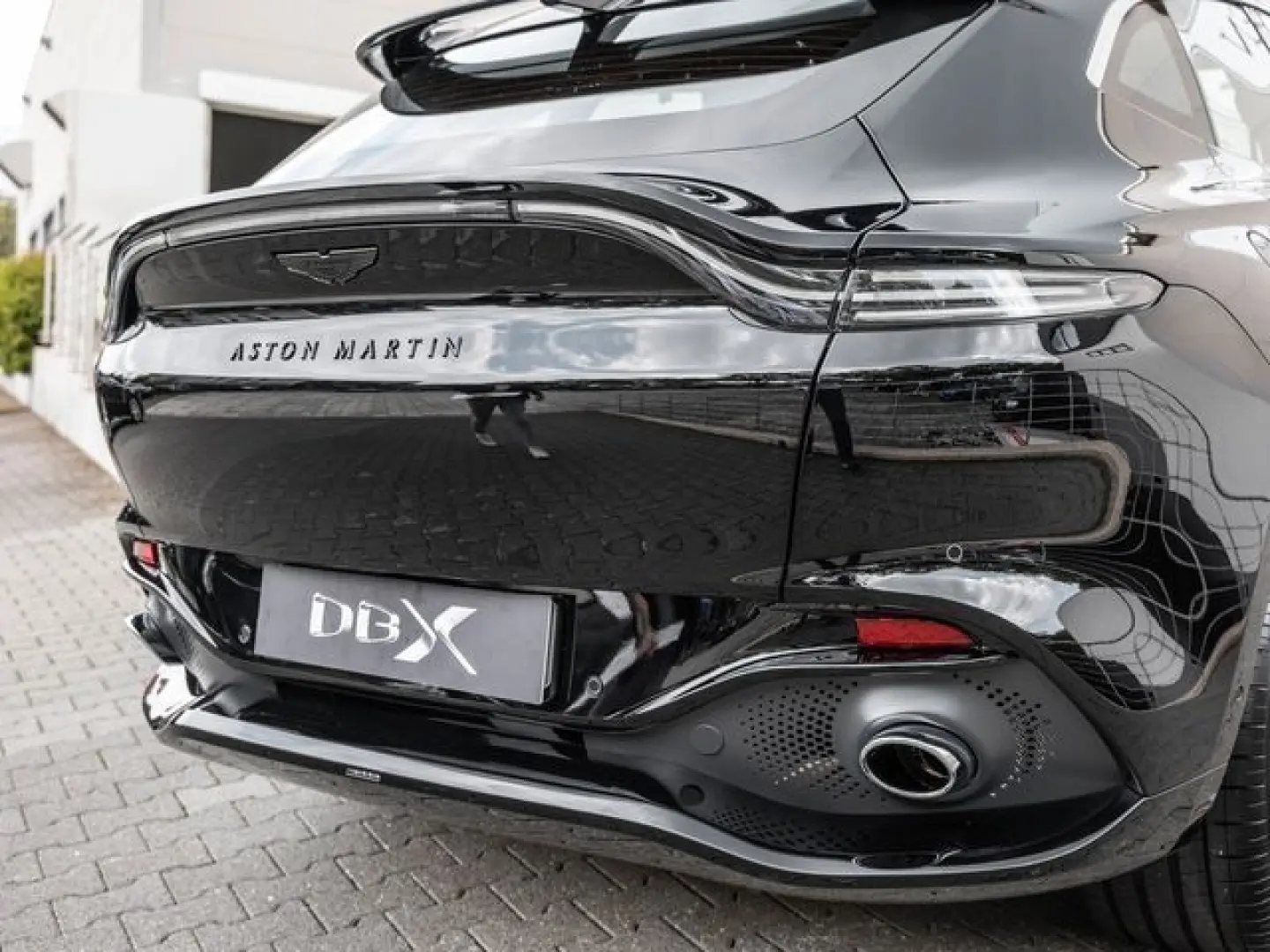 ASTON MARTIN DBX Jet Black Onyx Black