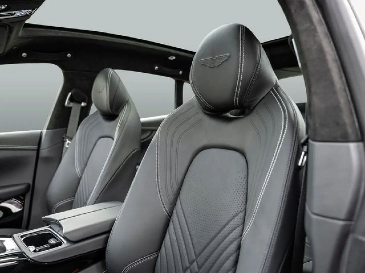 ASTON MARTIN DBX Jet Black Onyx Black