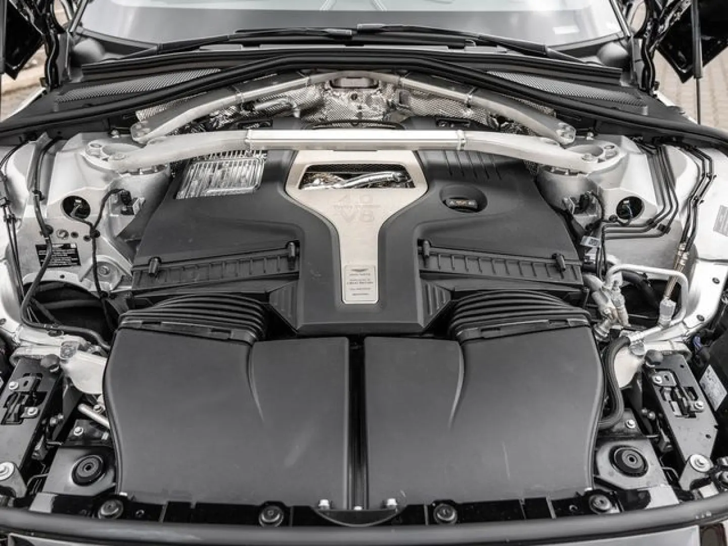 ASTON MARTIN DBX Jet Black Onyx Black