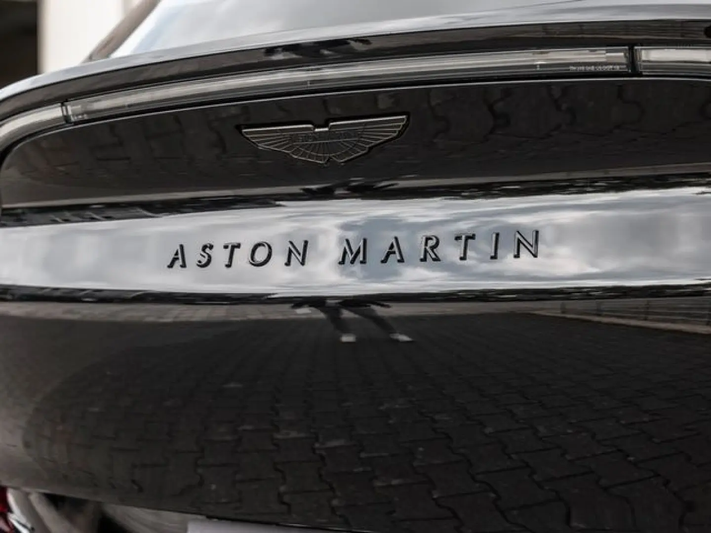 ASTON MARTIN DBX Jet Black Onyx Black