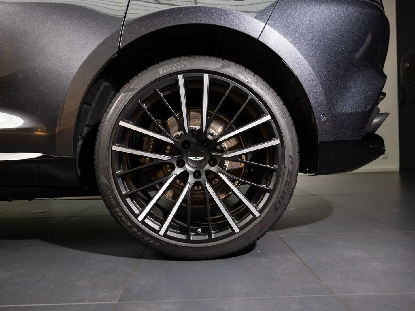 ASTON MARTIN DBX - Xenon Grey