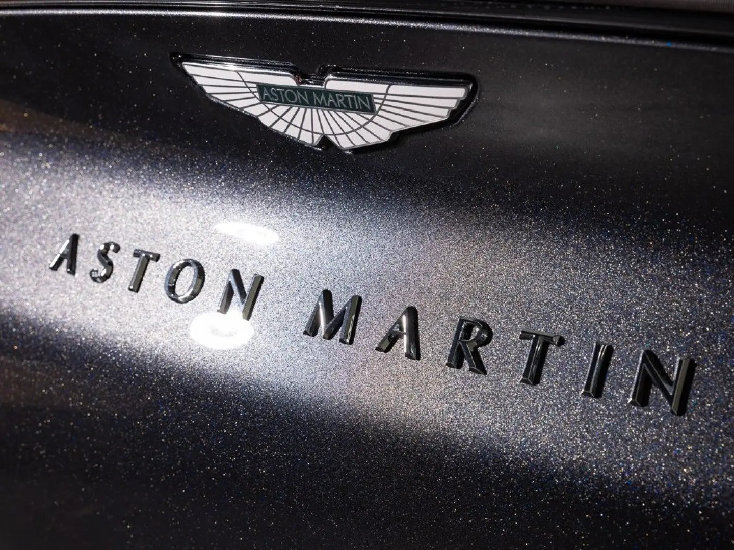 ASTON MARTIN DBX - Xenon Grey